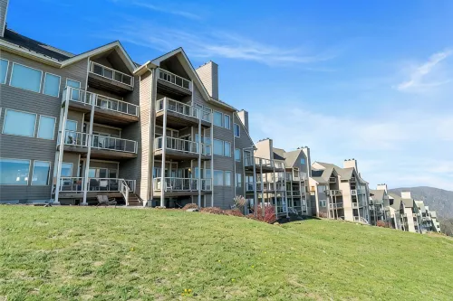 Cozy dog- friendly condo that sleeps 6 -with pools and VIEWS, minutes to slopes