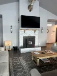Cozy 3-bedroom cabin in tranquil Donnelly with WiFi, AC - 샬레 호텔