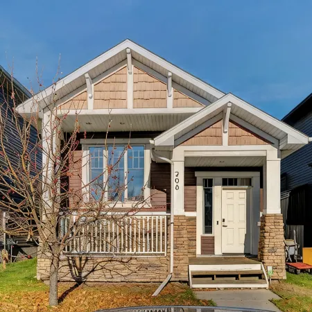 Cozy Home tucked away in Calgary NW. 10 min away from the YYC airport.