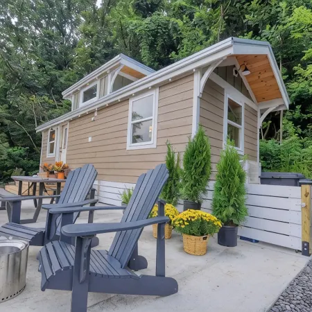 The Leconte Tiny Home Overlooking the Pigeon River