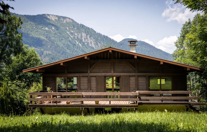 Cosy 5 bedroom chalet view Mont Blanc hot tub cosy fire amazing summer hikes