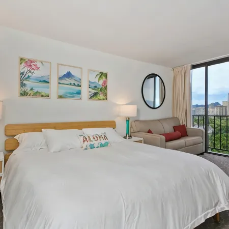 Perfect Hawai’i ocean view condo with AC, WiFi, Sleeps 4, in heart of Waikiki