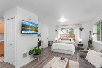 Private Newly Renovated modern loft studio with Free Parking, AC/Heat and WiFi - Holiday Apartments