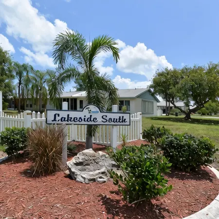 Charming Single Story Townhome close to beaches