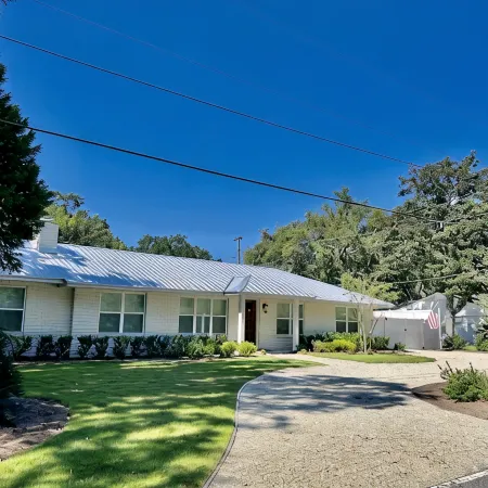 BRAND NEW! ONE LEVEL! 4 BEDRMS- 3 KING BEDS!! Shoppes & Dining - 7 Min to Beach!