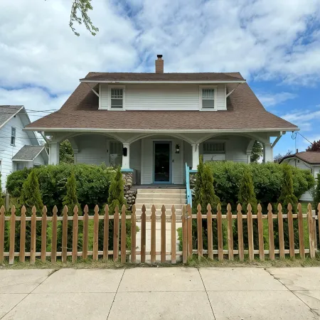 Roomy 5BR 1/4 mile from Main St