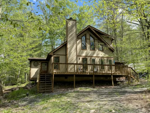 Pocono Lake Chalet w/Hot Tub, Pool Table, & Fire Pit. Pet friendly! - Hytter