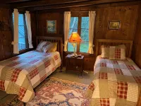 Beautiful Rustic Cabin and Bunkhouse on the Rogue River - 3-Star