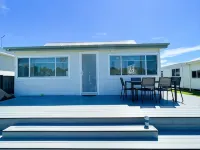 Lakeside House Tuncurry with deck overlooking the lake فنادق في تونكوري