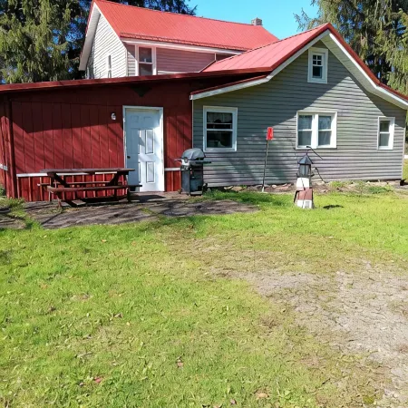 Farmhouse sleeps 2 -6  in the Allegheny National Forest outside Bradford Pa