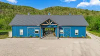New Barndo/Kayak Launch/ 2 Private Hot Tubs - 4-Star