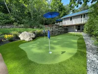 Hot Tub, Putting Green, 5 min walk to the beach, shops & restaurants.