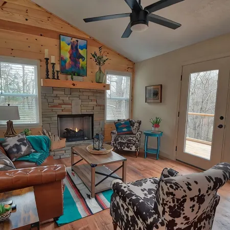 Charming 2-bedroom house with WiFi, AC nestled in the mountains of clayton
