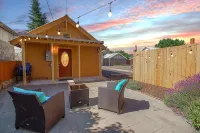 Cascade Getaway - Heart of Cle Elum - Full Kitchen, Private Patio & Pet Friendly