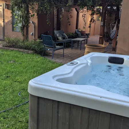 The Oasis: Guesthouse w/ Lush Shared Yard & Hot Tub- Great Location!