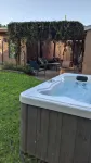 The Oasis: Guesthouse w/ Lush Shared Yard & Hot Tub- Great Location! - 3성급