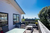 Brighton family bach - sea views, close to beach, park & shops, pet friendly! - Homestays