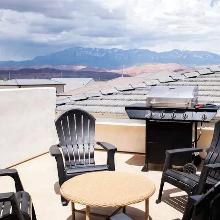 Stylish & Comfy Gem: Steps to Lake ~ Deck ~ Views! Near Zion National Park
