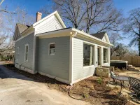 Private Pool & Hot-tub! Walk Downtown; Large Porch; King Beds; Spacious Ξενοδοχεία στην πόλη Monroe