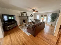 BACKYARD OASIS! Cozy and charming 60s Brick ranch with relaxing gazebo over pond - 民宿