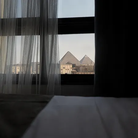 Pyramid Front Hotel
