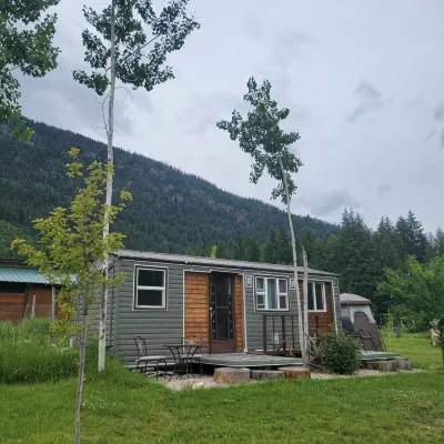 Tiny House with Stunning Mountain Views, 5 Min Forested Trail Walk to Arrow Lake - 2-Star