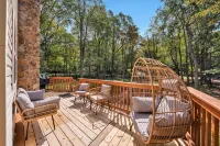roomy CHALET-3 mts WALK2LAKE w/LINENS/FIREPIT/HOTTUB/GAMES/BB&JACK FROST Ski mts - Wi-Fi
