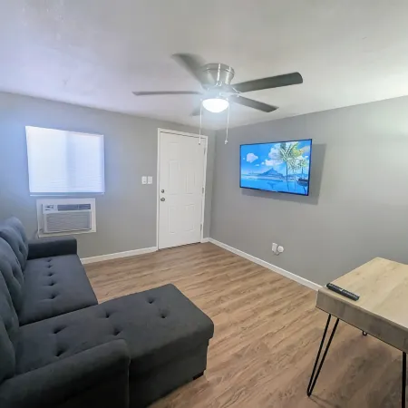 Cozy Guest House Close To Air Base