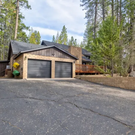 Cozy 4 Bedroom Cabin with Hot Tub & EV Charger in Blue Lake Springs