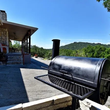 Rustic lodge retreat minutes from the Frio!