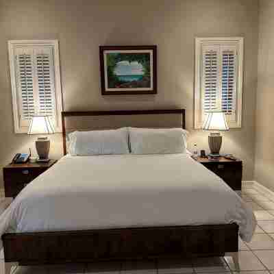 Luxurious 'Old Fort Bay' Large SINGLE LEVEL with 4 bedrooms each with an ensuite Rooms