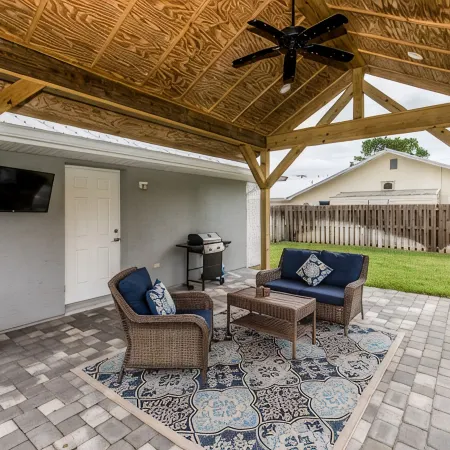 🍹🌞 Boater's Paradise! Fenced Yard, Boat Parking, 6 miles to Beach!