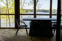 Lake Martin Luxury - The BEST Group Lake House! -- 6 Bedrooms -- Arcade -- Dock - キッチン