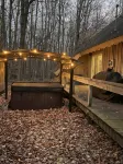 Rustic Chalet Retreat w/ Hot Tub - 3-Sterne