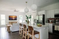 The Sundrop House: Chic Getaway minutes from everything