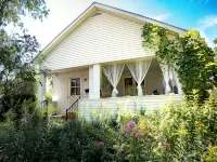 Bohemian 3-bedroom house with private yard in charming neighborhood Hotels in Vermillion