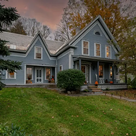 Historic 150-Year-Old Farmhouse, Jacuzzi Included