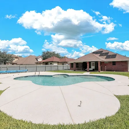 Spacious & Central Pool Home By McAuliffe Park