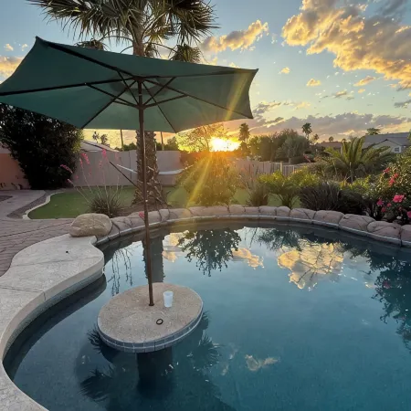 Resort Living! Quiet Lakefront Home. Pool, large shaded patio, fishing, sleeps 9