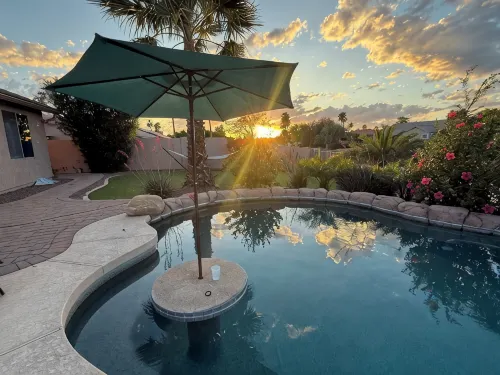 Resort Living! Quiet Lakefront Home. Pool, large shaded patio, fishing, sleeps 9