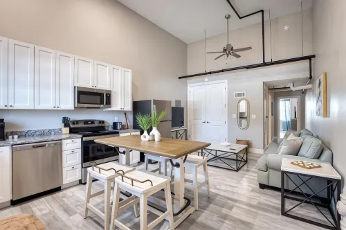 902 Howard Lofts - Apartments