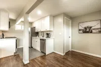 Stylish 1BR Urban Retreat - Condos