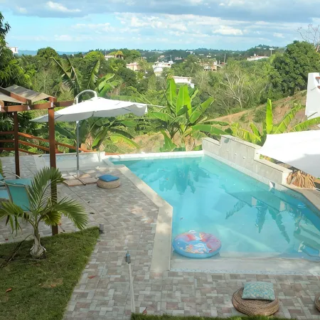 Relaxing Spacious Penthouse. Pool & deck w/panoramic view, 5 minutes to town!
