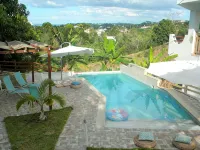 Relaxing Spacious Penthouse. Pool & deck w/panoramic view, 5 minutes to town!