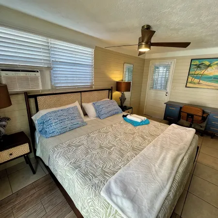 Funky, Fabulous, & Hip MCM Vibe Beach House~Walk to Beach~1 King Bed~2 Queen Bed