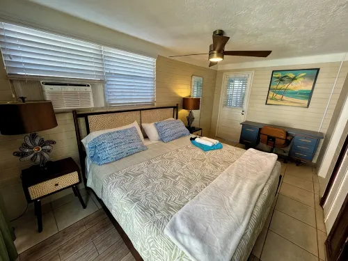 Funky, Fabulous, & Hip MCM Vibe Beach House~Walk to Beach~1 King Bed~2 Queen Bed - บังกะโล
