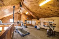 Cozy 2 Bed, 2 Bath Condo on Golf Course with Hot Tub, Sauna & Pool! - Gym