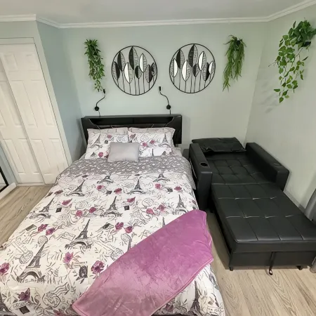 Brand New Cozy Apartment Massage Chair,2 Fireplaces/Xbox/Bidet, Free Parking