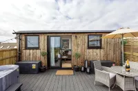 Willows Rest - 1 Bed Shepherds Hut - Pentlepoir - parking