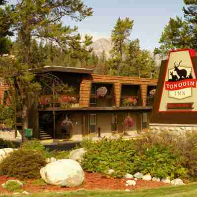Tonquin Inn Hotel Exterior